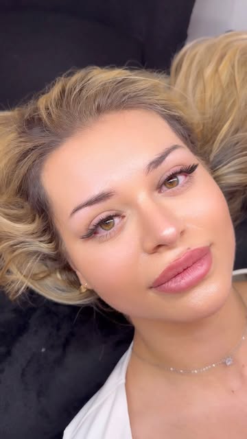 Crazy Lashes Wien — Kundin mit frischer Wimpernverlängerung